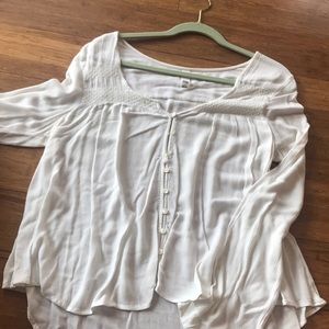 White high low, button up blouse.. flowy